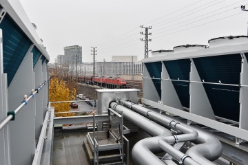 Kältezentrale am Dach des Musiktheaters mit Skyline Linz