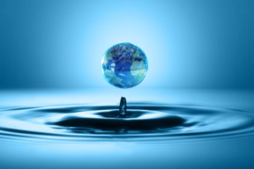 Wassertropfen, der die Weltkugel abbildet