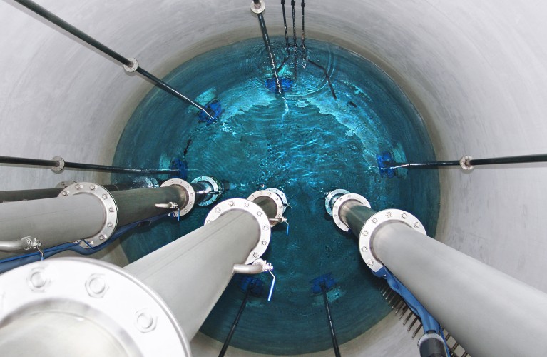 Wasserrohre in einem Wassertank von oben