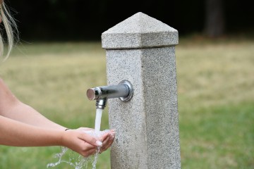 Wasser wird von Händen aufgehalten.