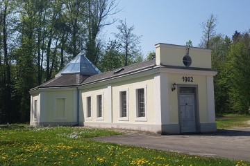 Außenansicht Wasserwerk Heilham mit Brunnen